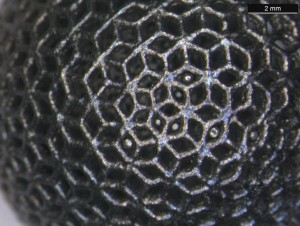 Close-up_of_3D-printed_titanium_lattice_ball OK